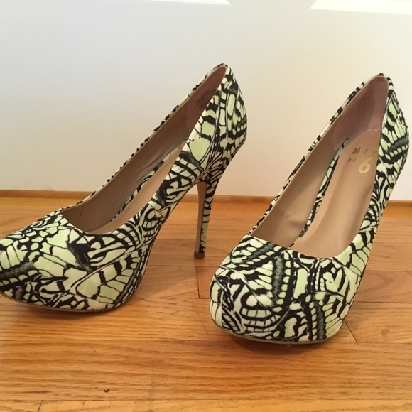Mix No 6 Green and Black Butterfly pattern pumps - Picture 1 of 4
